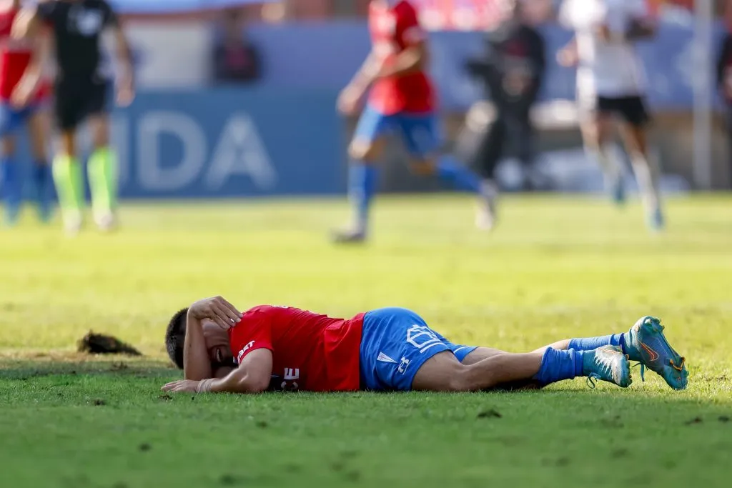 Así quedó Bryan González tras una barrida en la que cayó mal durante un clásico ante Colo Colo. (Pepe Alvújar/Photosport).