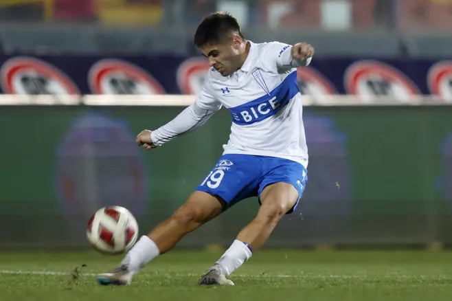 Bryan González en acción por Universidad Católica. (Felipe Zanca/Photosport).