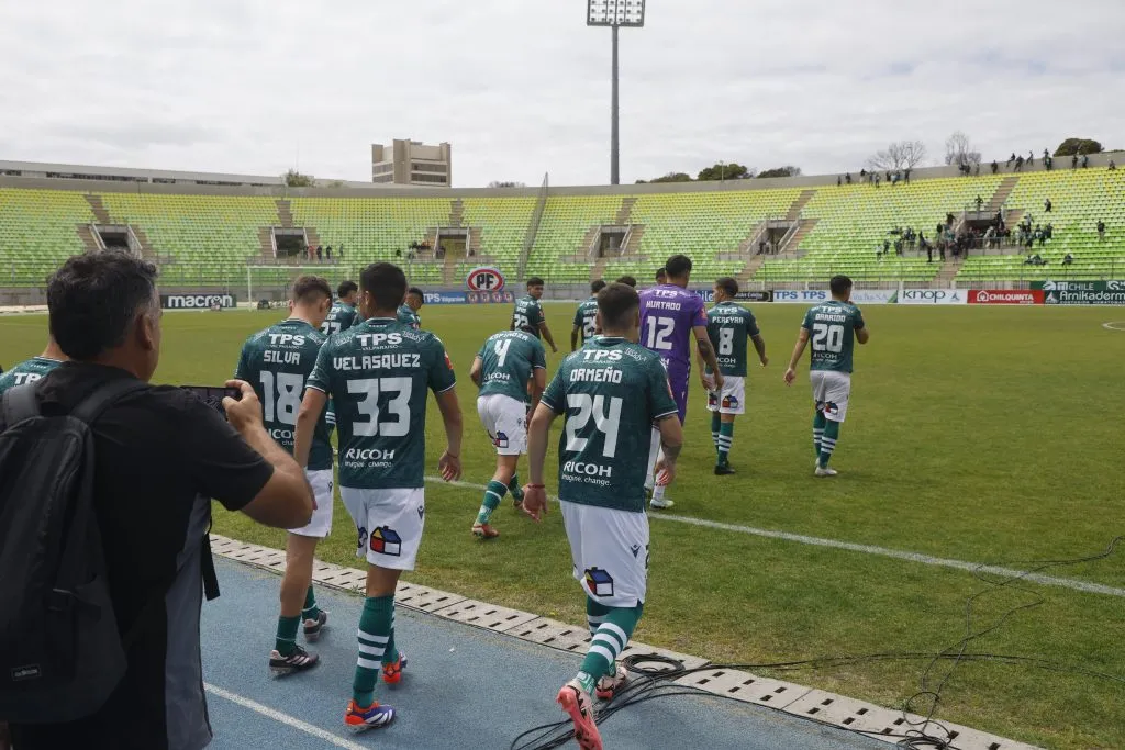 Santiago Wanderers no podrá jugar la Noche Verde por errores infantiles en su plan de seguridad, pero igual culpó a las autoridades. Foto: Photosport.
