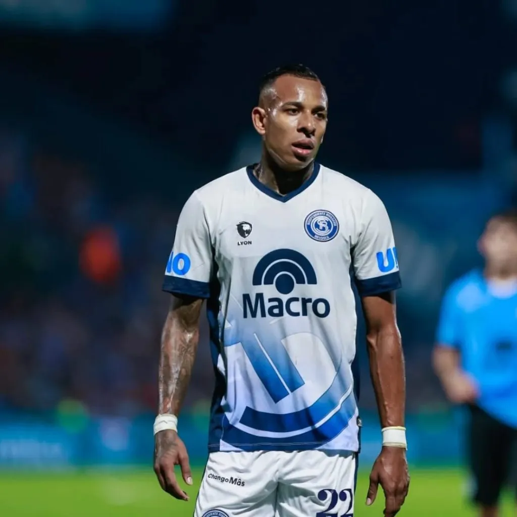 Independiente Rivadavia está complicado las cosas para Colo Colo con Sebastián Villa. Foto: Twitter.