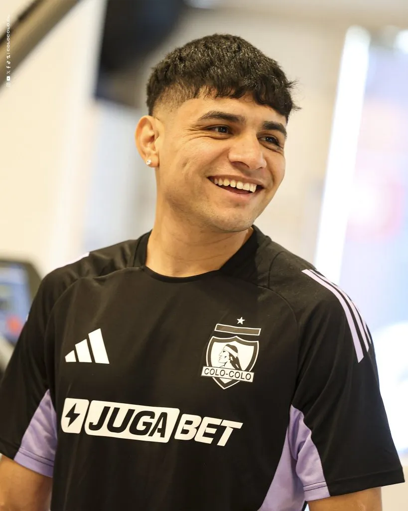 Aquino ya se probó la camiseta nueva de Colo Colo