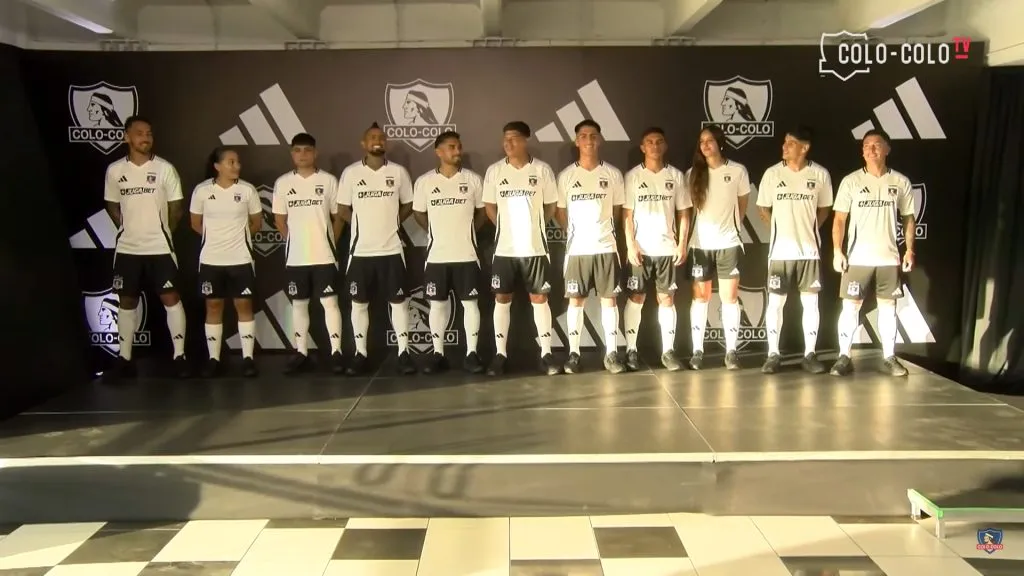 Los jugadores y jugadoras de Colo Colo mostrando la nueva camiseta