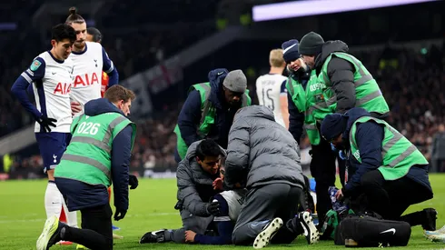 Rodrigo Bentancur requiere atención médica tras caer lesionado.