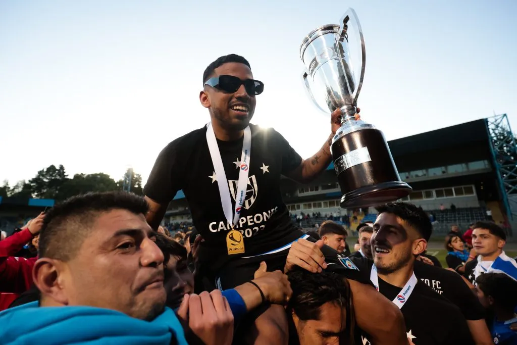 Brayan Palmezano festeja el título de Huachipato en 2023. (Javier Vergara/Photosport).