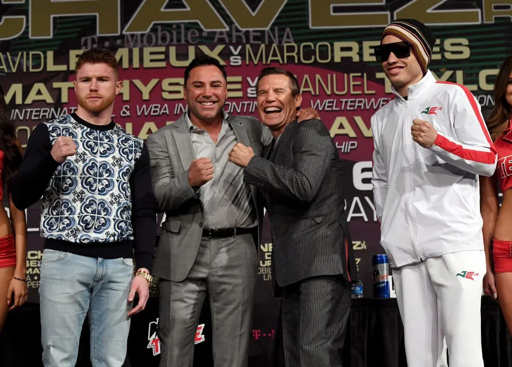 Saúl Álvarez junto a Julio César Chávez compartiendo en la previa del combate animado por ‘Canelo’ y Julio Cesar Chavez Jr en 2017. (Foto: Ethan Miller/Getty Images)