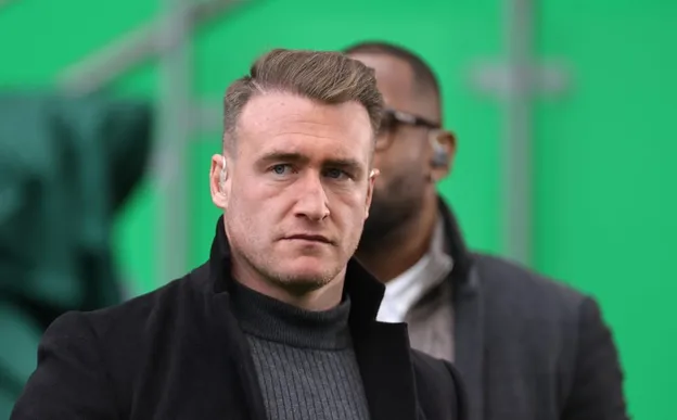 Stuart Hogg, ex capitán de rugby escocés, como comentarista de rugby observa durante un partido en diciembre de 2023 (Getty Images).