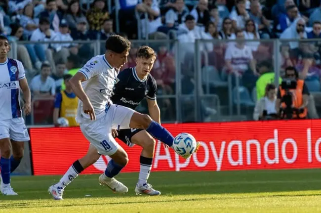 Salomón Rodríguez en acción por Godoy Cruz, donde anotó 28 goles en casi 130 partidos. (Foto: Instagram).