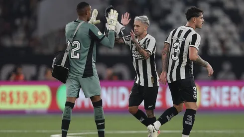 Diego Hernandez (Centro de la imagen) estuvo en Botafogo hasta mediados del 2024, disputando tres duelos por la fase de grupos de Copa Libertadores.