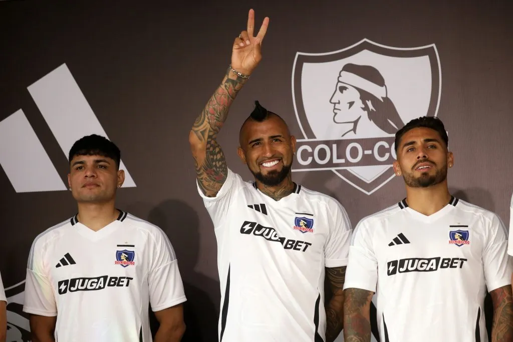 Vidal junto a Aquino en el lanzamiento de la camiseta de Colo Colo