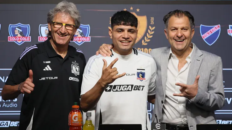 Claudio Aquino con la camiseta de Colo Colo.