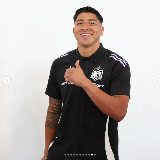 Brayan Cortés con la nueva indumentaria de Colo Colo. Foto: Colo Colo