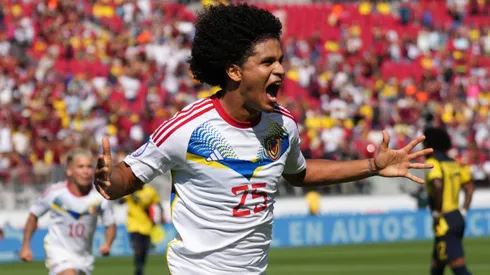 Eduard Bello ya viene rumbo a Chile para sumarse a Universidad Católica.