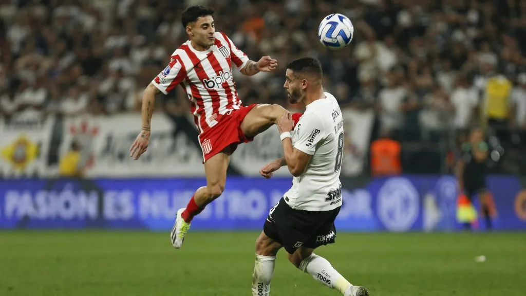 Javier Altamirano vuelve al fútbol chileno con la U y luego de meses complejos en Estudiantes. Foto: Getty Images.