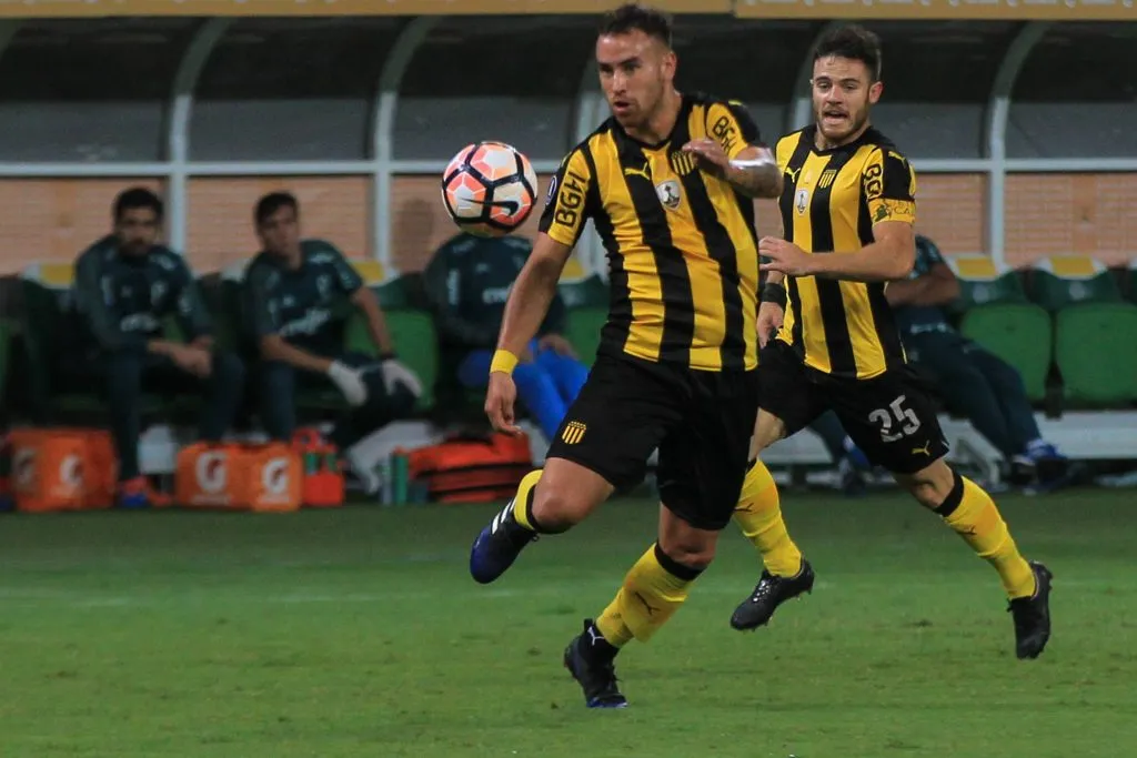 Junior Arias en acción por Peñarol de Uruguay. Jugará en Palestino. (Foto: Jales Valquer | Imago).