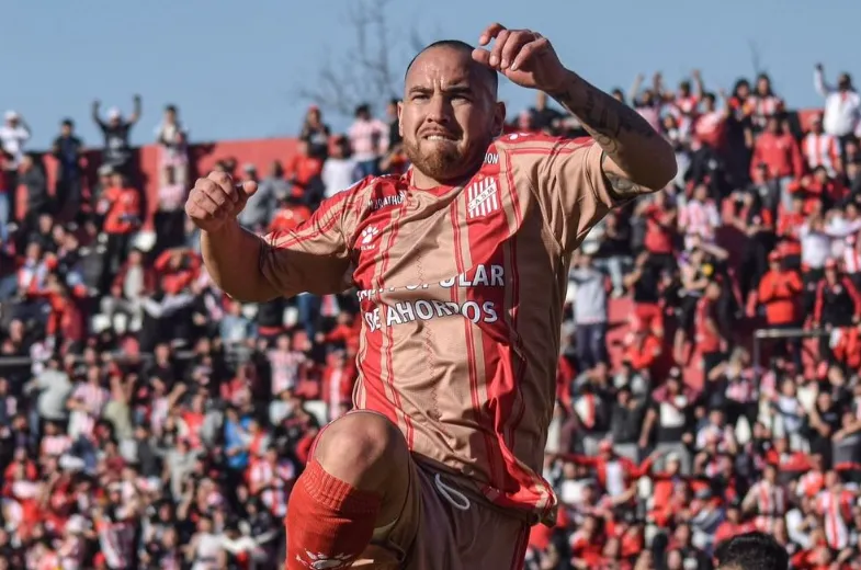 Junior Arias festeja uno de sus 12 goles en San Martín de Tucumán. (Instagram).