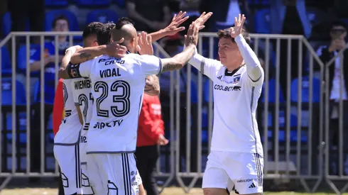El jugador de Colo Colo, Erick Wiemberg, celebra un gol junto a sus compañeros.