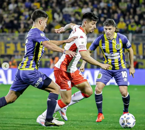 Williams Alarcón ante Rosario Central en Argentina. (Foto Instagram).