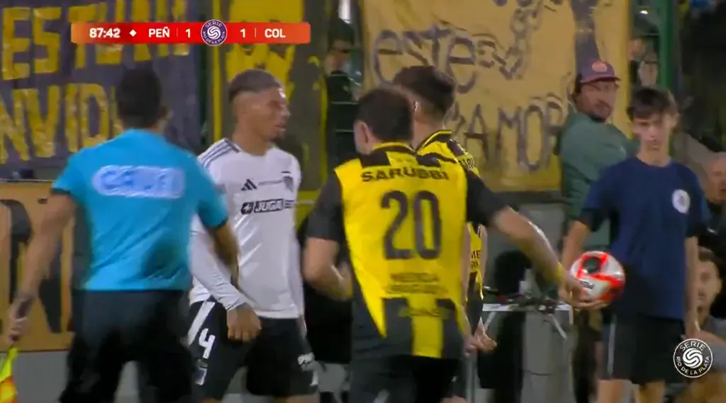 La pelea ante Peñarol deja a Alan Saldivia fuera del amistoso de Colo Colo ante Huracán. Foto: Disney+.