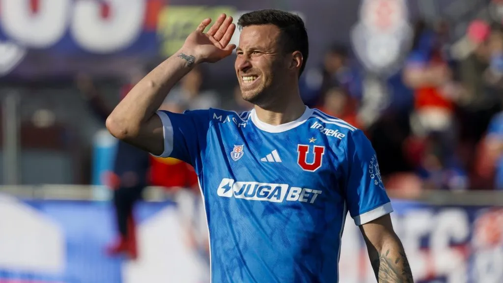 Luciano Pons tiene una opción para irse de la U. Foto: Photosport.