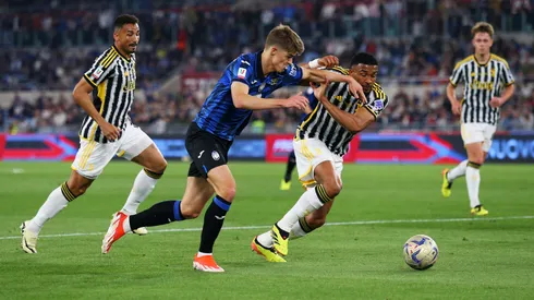 Charles De Ketelaere y Danilo en la final de la Coppa Italia 2023/24 de Juventus vs Atalanta.