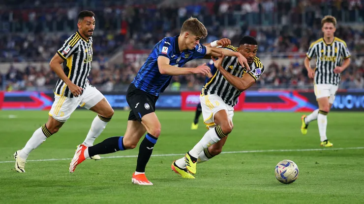 Charles De Ketelaere y Danilo en la final de la Coppa Italia 2023/24 de Juventus vs Atalanta.