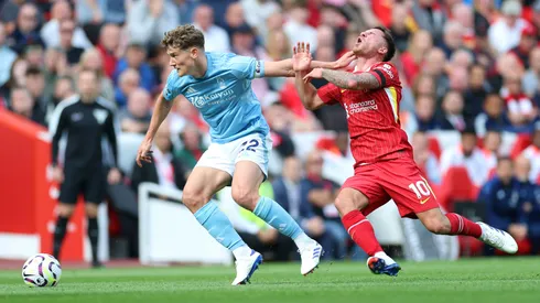 Ryan Yates y Alexis Mac Allister disputando el balón en el último Liverpool vs Nottingham Forest.