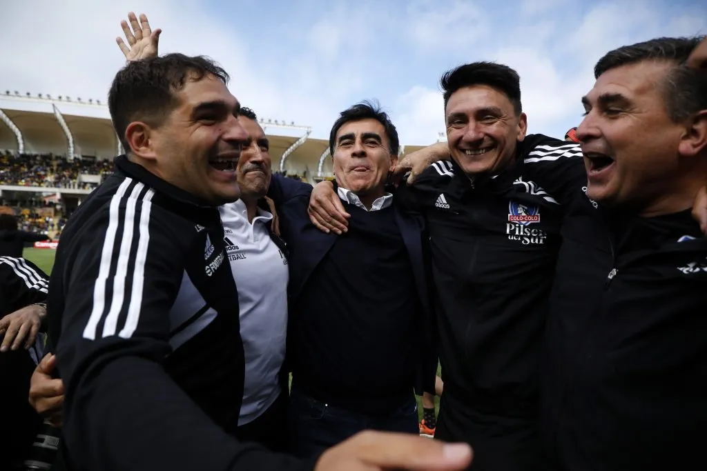 Stillitano y Quinteros celebran el título de Colo Colo en 2022. También sale Hugo Roldán y Wilson Ferrada. (Andres Pina/Photosport).