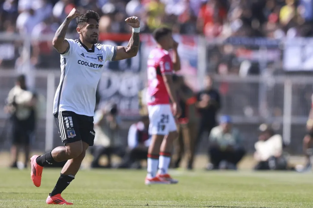 Marcos Bolados festeja un gol clave en Colo Colo: ante Palestino en La Cisterna en 2024. (Felipe Zanca/Photosport).