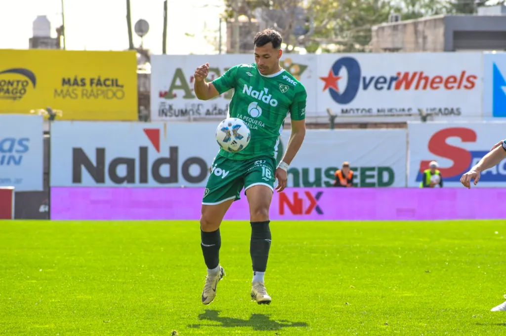Iván Morales en acción por Sarmiento.