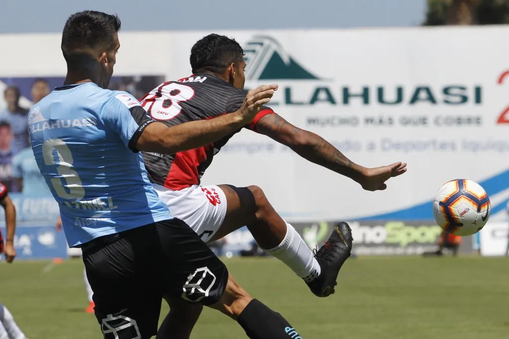 Adrián Balboa jugó en seis clubes después de Antofagasta: Alianza Lima, Racing de Santander, Belgrano, Defensor Sporting, Deportivo Pereira y Unión Santa Fe. (Alex Diaz/Photosport).