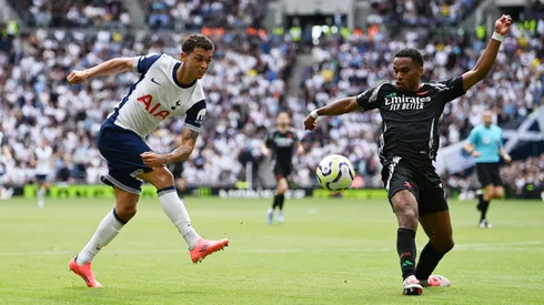 Brennan Johnson y Justin Timber en el último enfrentamiento entre Arsenal y Tottenham.