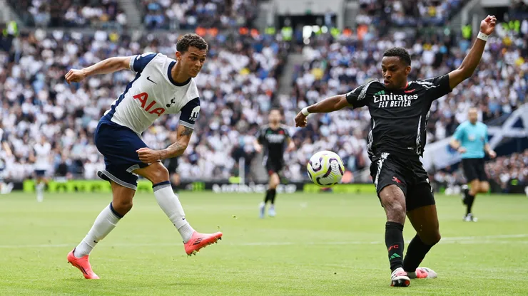 Brennan Johnson y Justin Timber en el último enfrentamiento entre Arsenal y Tottenham.