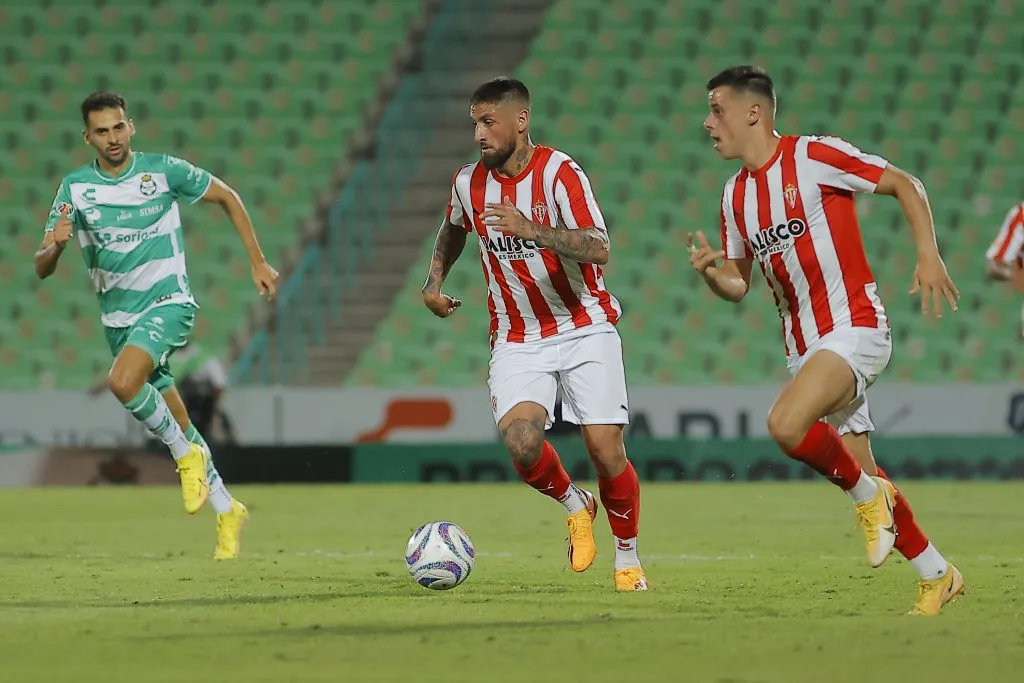 Ignacio Jeraldino por Sporting Gijón en un amistoso ante Santos Laguna, otro de sus ex clubes. (Manuel Guadarrama/Getty Images).