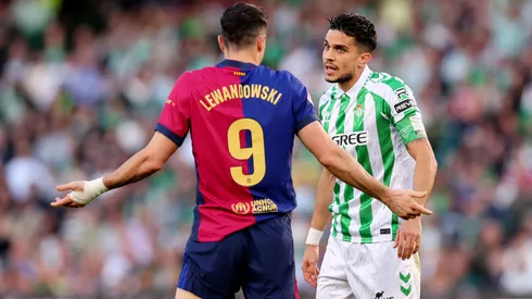 Robert Lewandowski y Marc Bartra en el último duelo entre Real Betis y Barcelona, que terminó con un marcador de 2-2.