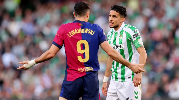 Robert Lewandowski y Marc Bartra en el último duelo entre Real Betis y Barcelona, que terminó con un marcador de 2-2.