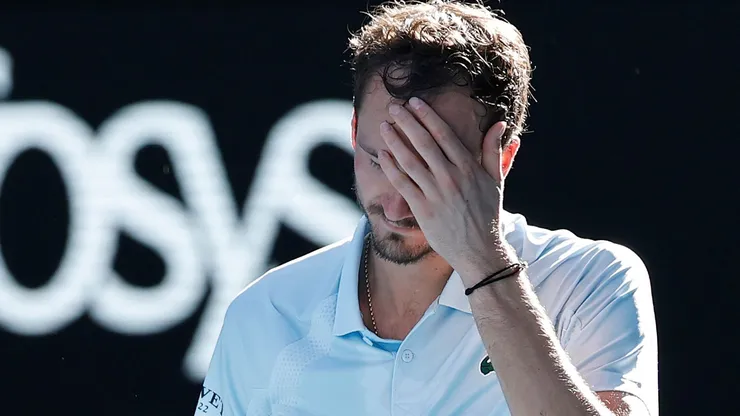 Daniil Medvedev contra Kasidit Samrej durante el Australian Open 2025.