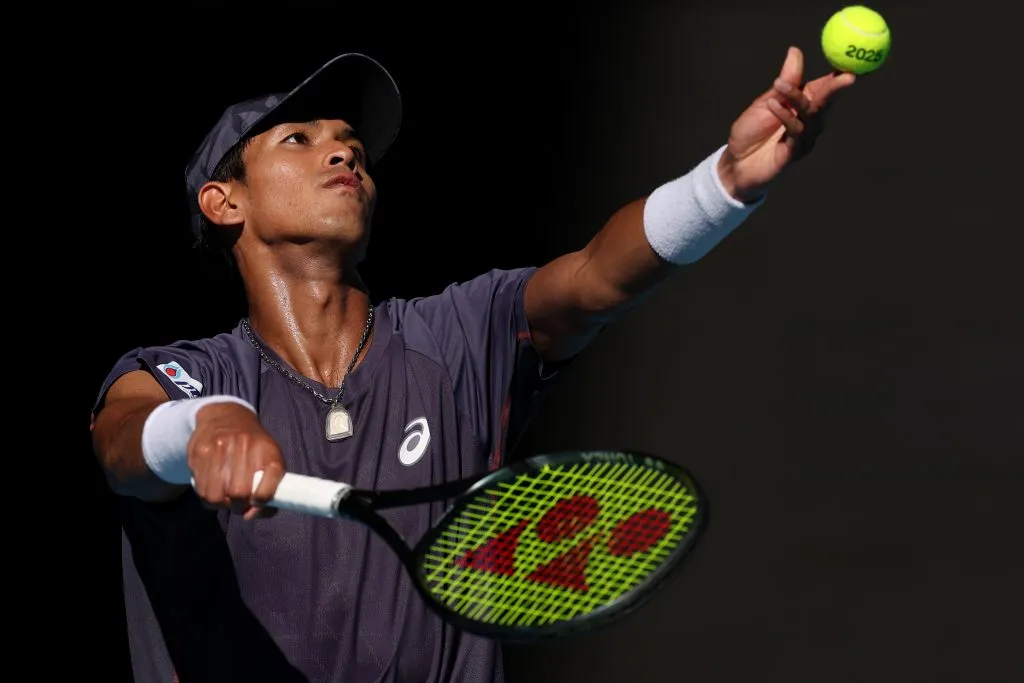 Kasidit Samrej contra Daniil Medvedev durante el Australian Open 2025 (Getty Images).