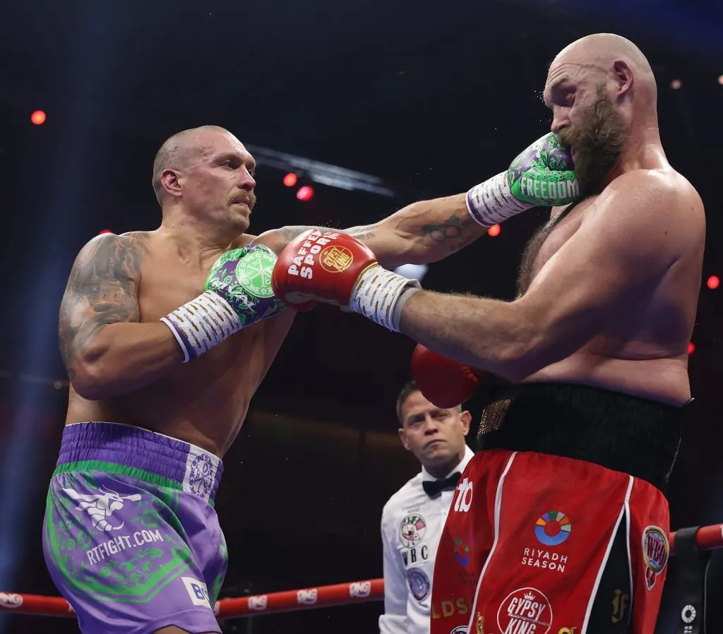 Oleksandr Usyk y Tyson Fury durante su combate Arena el 21 de diciembre de 2024 (Getty Images),