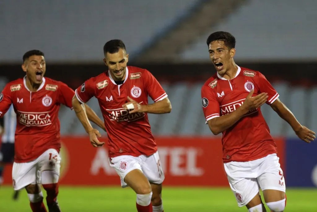 Salomón Rodríguez celebra el primer gol de Rentistas en una Libertadores | Getty Images