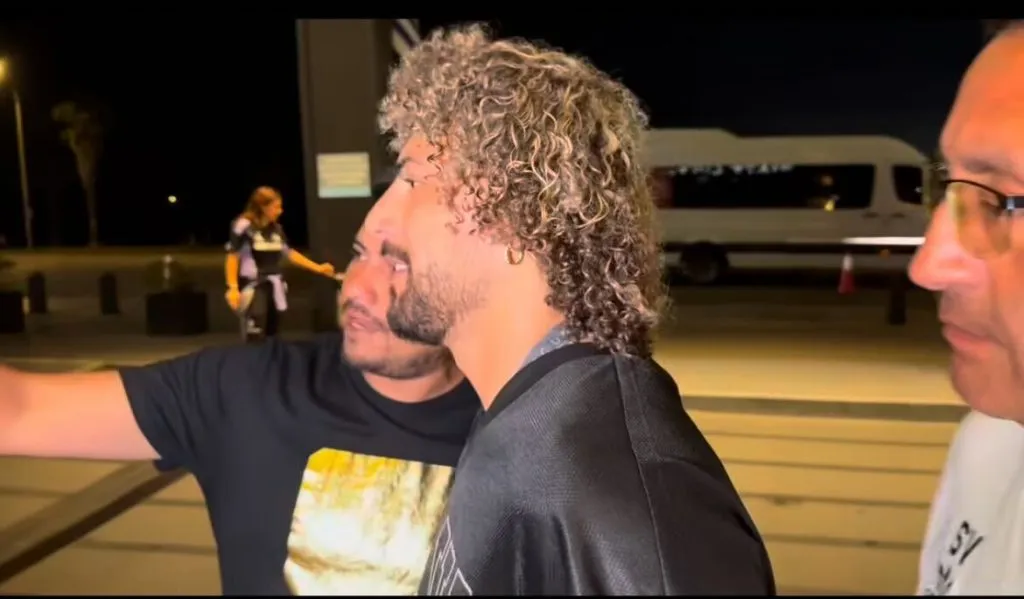 Maximiliano Falcón también compartió con los hinchas de Colo Colo. Foto: Kenotrotamundos.