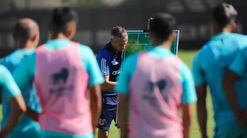 Gustavo Álvarez celebra los nuevos refuerzos de U de Chile.