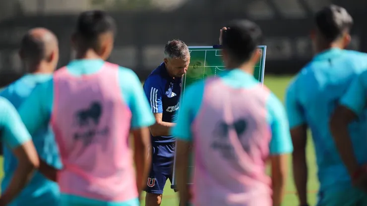 Gustavo Álvarez celebra los nuevos refuerzos de U de Chile.