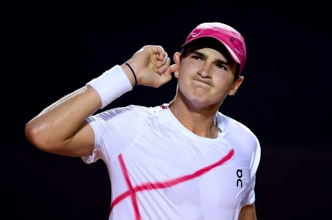 João Fonseca celebra durante los cuartos de final del ATP 500 Rio Open el 23 de febrero de 2024 (Getty Images).
