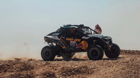 Chaleco López sigue en el podio del Dakar.