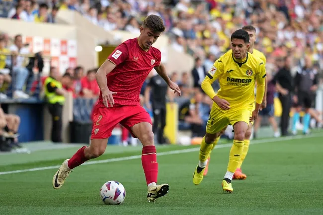 Kike Salas de durante un partido de LaLiga entre el Villarreal y el Sevilla el 11 de mayo de 2024 (Getty Images)