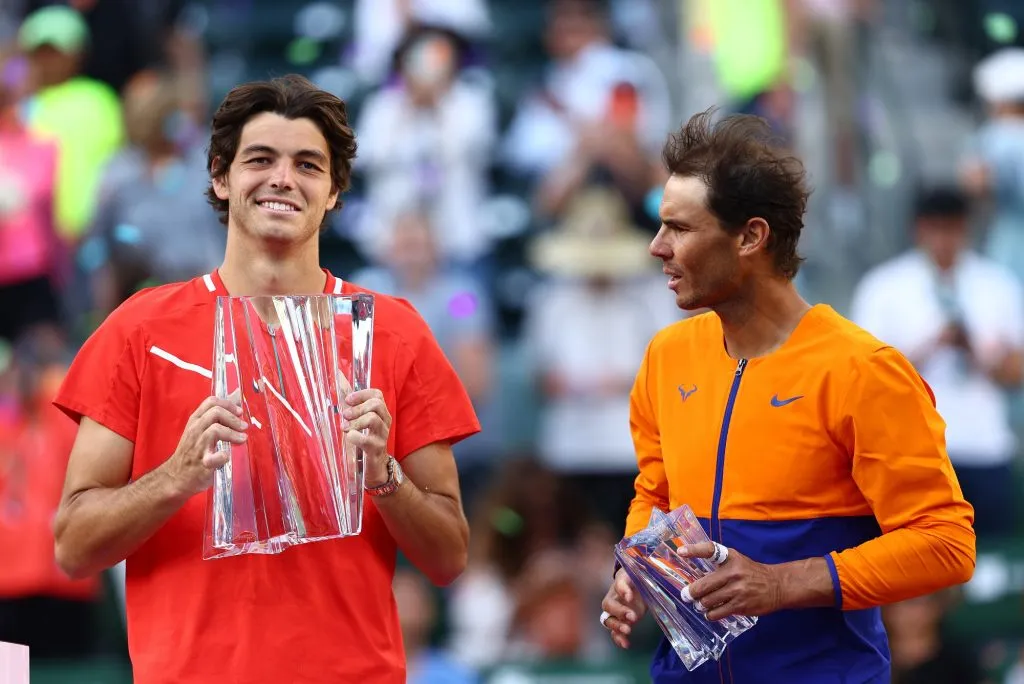 Taylor Fritz sostiene su trofeo tras su victoria contra Rafael Nadal el 20 de marzo de 2022 (Getty OImages).Indian Wells Tennis Garden on March 20, 2022 in Indian Wells, California. (Photo by Clive Brunskill/Getty Images)