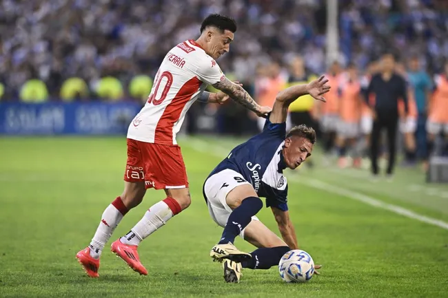 Rodrigo Echeverría ante Vélez con Huracán. (Rodrigo Valle/Getty Images).