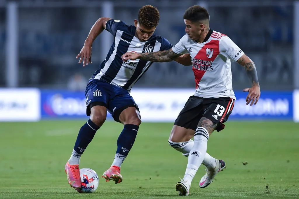 Diego Valoyes en acción por Talleres de Córdoba ante River Plate. (Hernán Cortez/Getty Images).