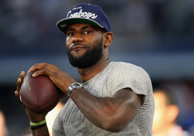 Lebron James lanza un balón de fútbol americano antes de un partido entre los New York Giants y los Dallas Cowboys en 2013 (Getty Images).