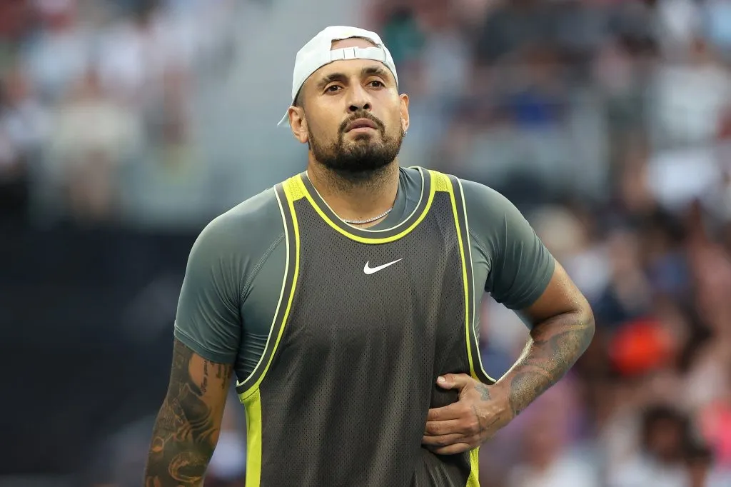 Nick Kyrgios sufre por su lesión abdominal ante Jacob Fearnley en el Australian Open 2025 (Getty Images).